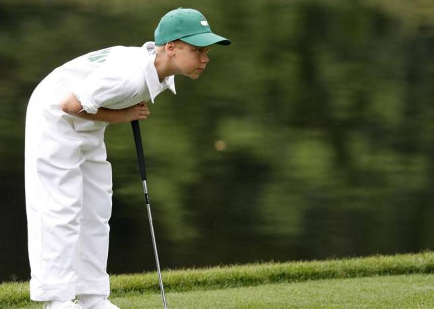 Jacob Immelman, figlio del sudafricano Trevor, impegnato nel Par 3 contest del Masters Tournament in cui i golfisti si fanno accompagnare dalle famiglie